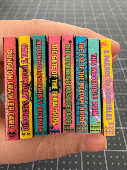 Livres miniatures — Dungeon Crawler Carl de Matt Dinniman (Pack 8 tomes, VO anglaise)