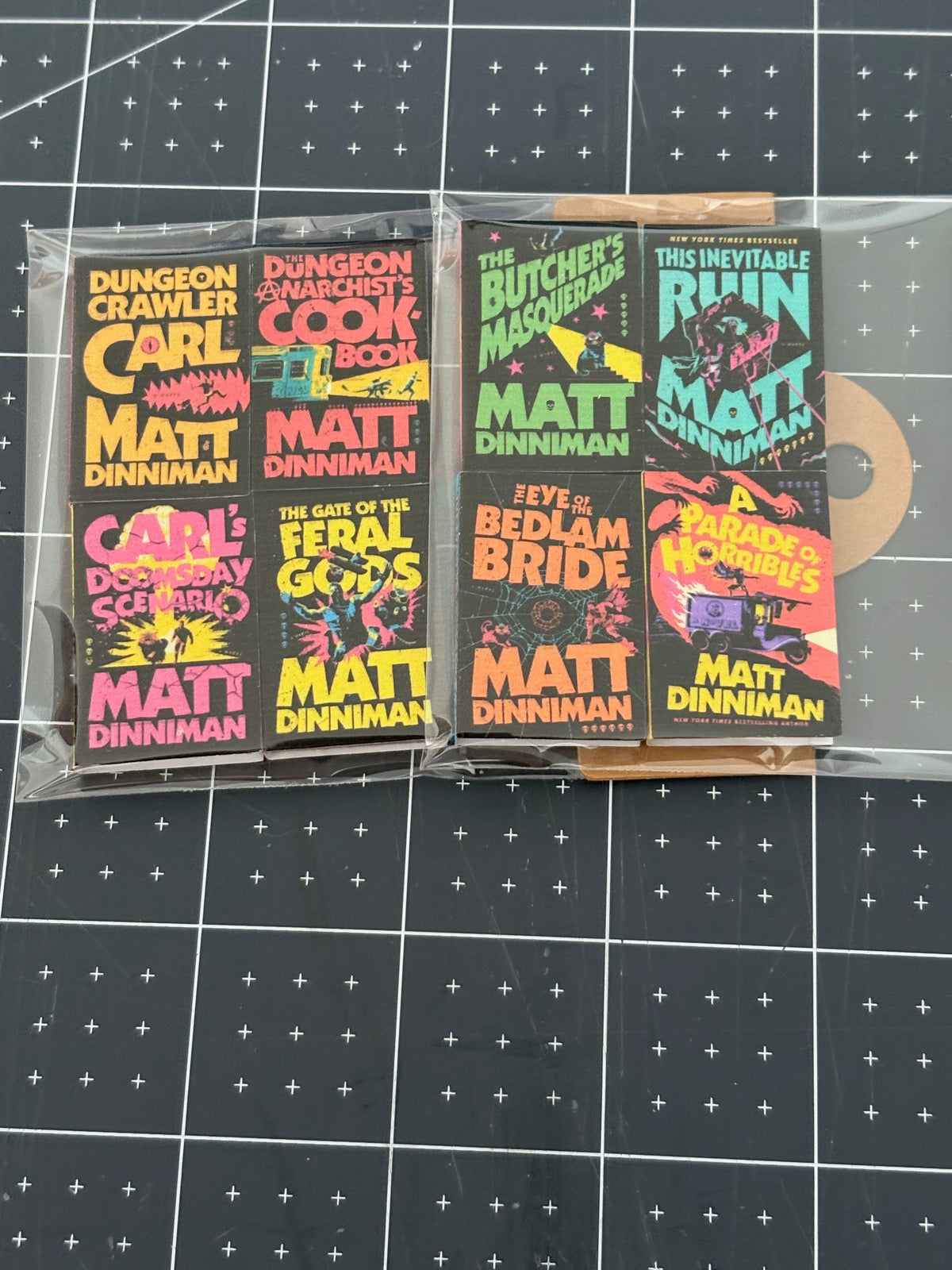 Livres miniatures — Dungeon Crawler Carl de Matt Dinniman (Pack 8 tomes, VO anglaise)