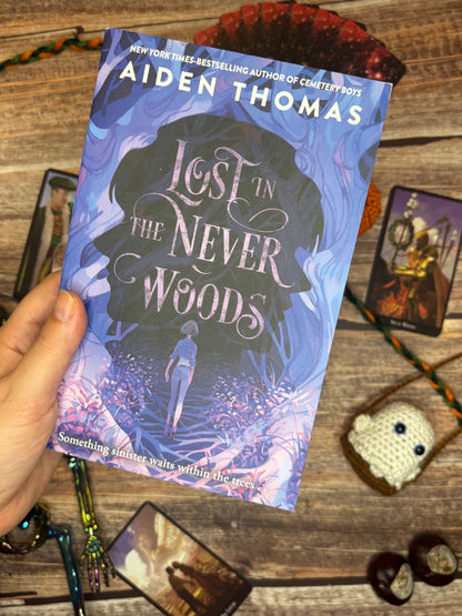 Livre jaspé — Lost in the Never Woods de Aiden Thomas