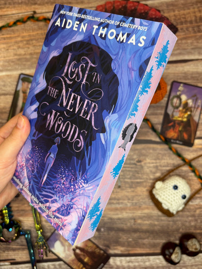 Livre jaspé — Lost in the Never Woods de Aiden Thomas