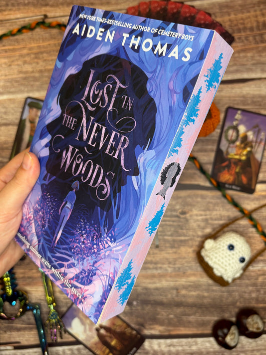 Livre jaspé — Lost in the Never Woods de Aiden Thomas