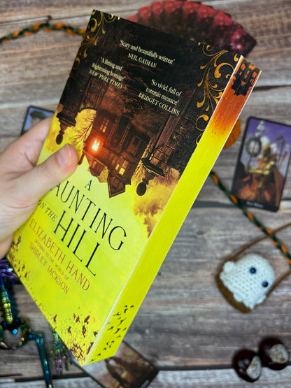 Livre jaspé — A Haunting on the Hill de Elizabeth Hand