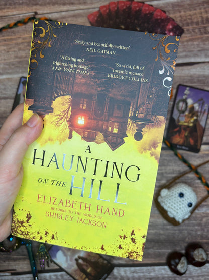 Livre jaspé — A Haunting on the Hill de Elizabeth Hand