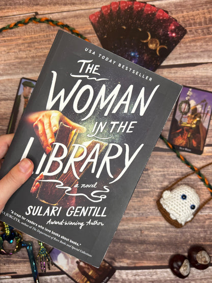 Livre jaspé — The Woman in the Library de Sulari Gentil