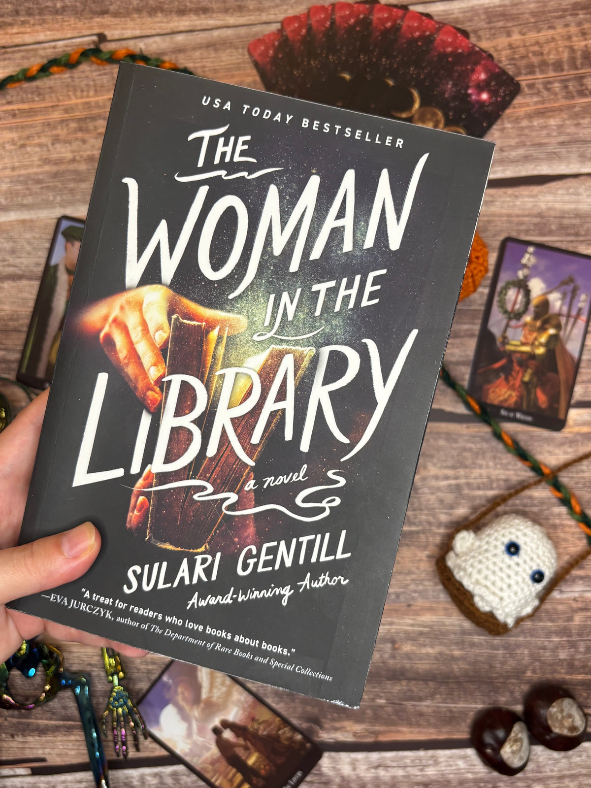 Livre jaspé — The Woman in the Library de Sulari Gentil