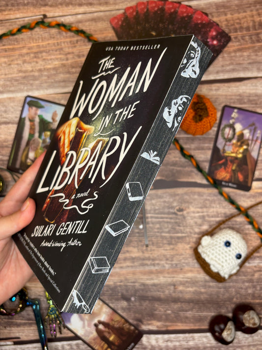 Livre jaspé — The Woman in the Library de Sulari Gentil
