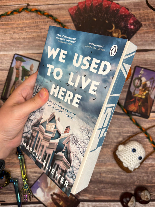Livre jaspé — We Used to Live Here de Marcus Kliewer